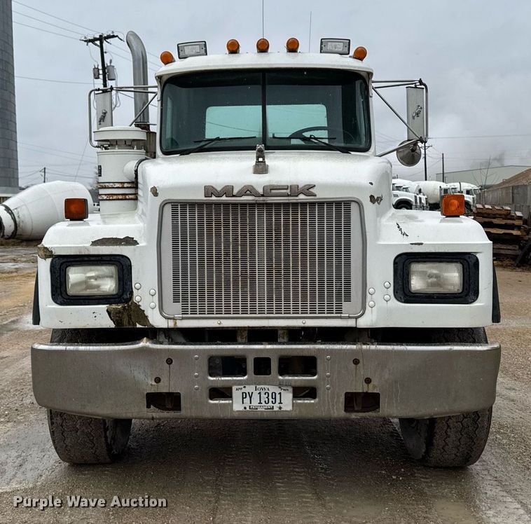 image for item EM3773 1995 Mack RD690S truck cab and chassis