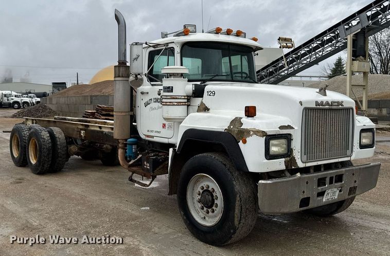 image for item EM3773 1995 Mack RD690S truck cab and chassis