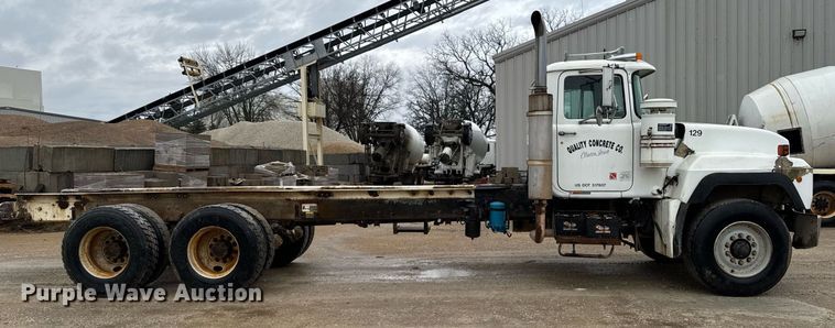 image for item EM3773 1995 Mack RD690S truck cab and chassis