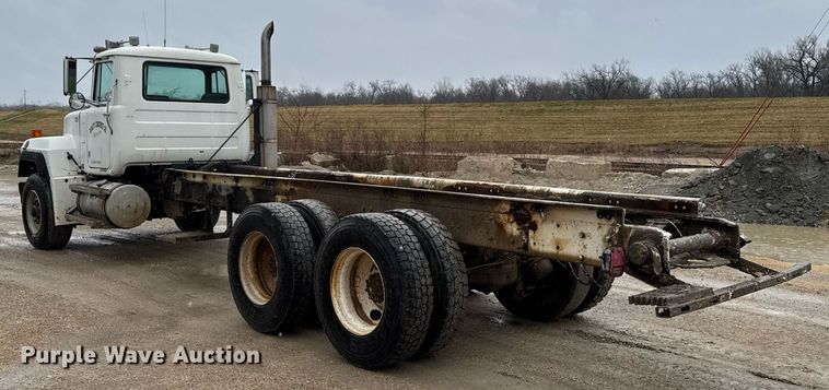 image for item EM3773 1995 Mack RD690S truck cab and chassis