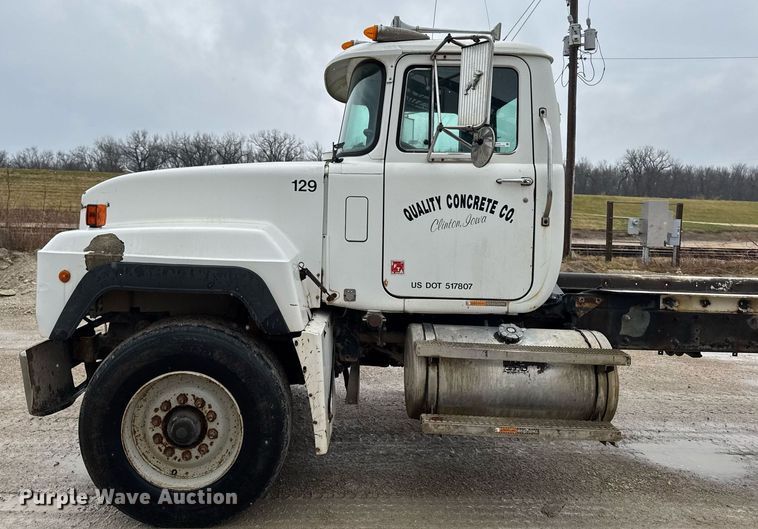 image for item EM3773 1995 Mack RD690S truck cab and chassis