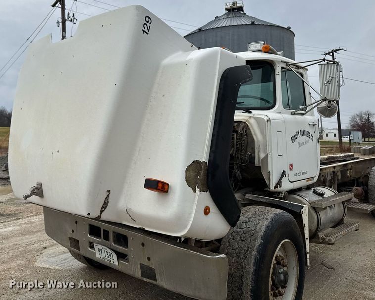 image for item EM3773 1995 Mack RD690S truck cab and chassis