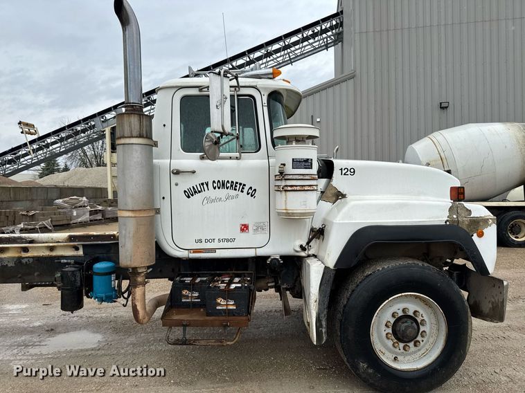 image for item EM3773 1995 Mack RD690S truck cab and chassis