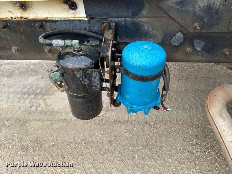 image for item EM3773 1995 Mack RD690S truck cab and chassis