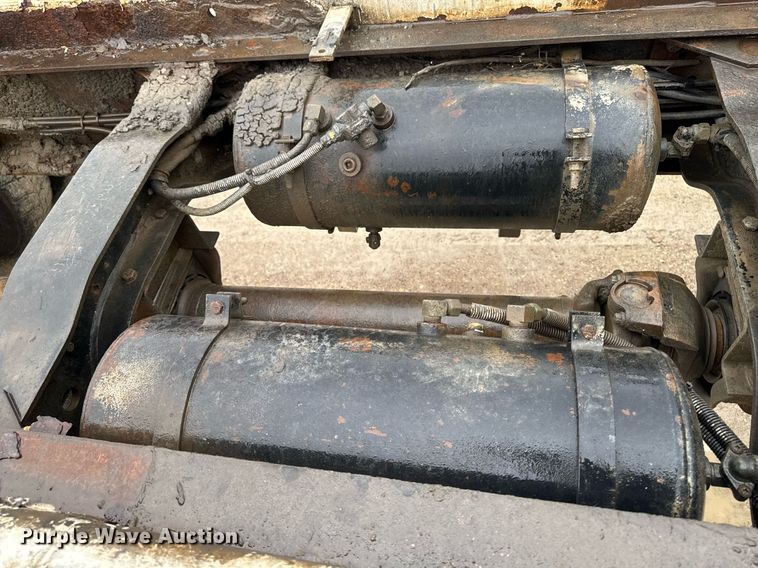 image for item EM3773 1995 Mack RD690S truck cab and chassis