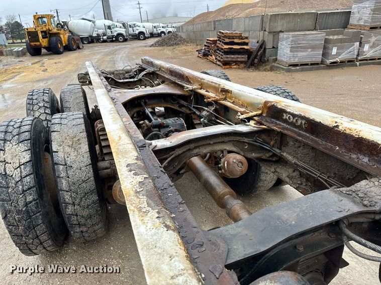 image for item EM3773 1995 Mack RD690S truck cab and chassis