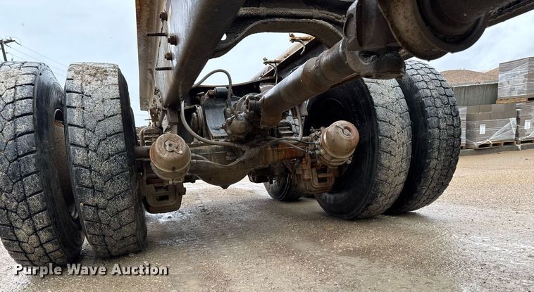 image for item EM3773 1995 Mack RD690S truck cab and chassis