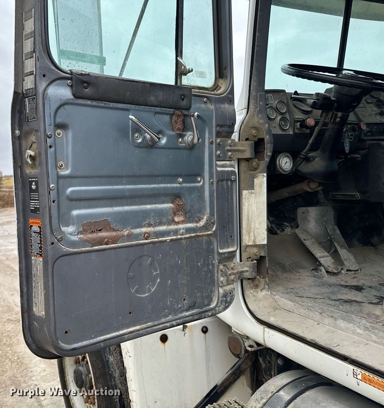 image for item EM3773 1995 Mack RD690S truck cab and chassis