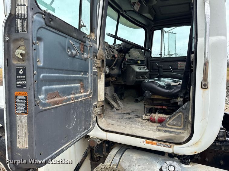 image for item EM3773 1995 Mack RD690S truck cab and chassis