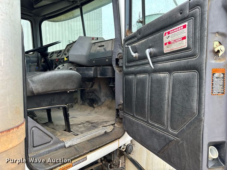 image for item EM3773 1995 Mack RD690S truck cab and chassis