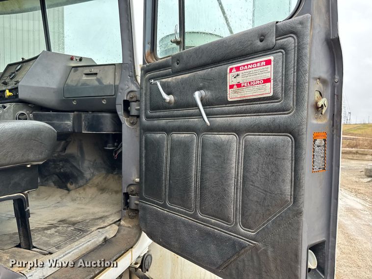 image for item EM3773 1995 Mack RD690S truck cab and chassis