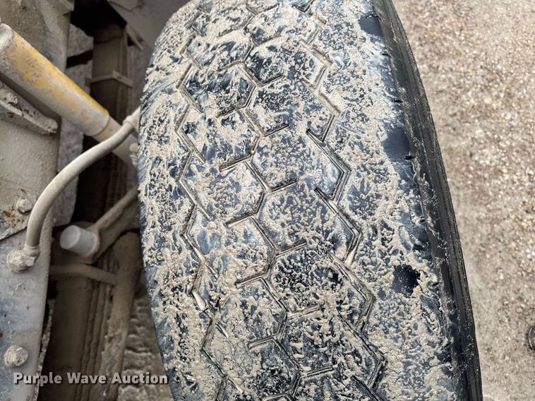 image for item EM3773 1995 Mack RD690S truck cab and chassis