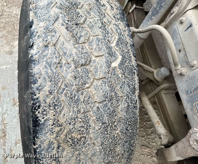 image for item EM3773 1995 Mack RD690S truck cab and chassis