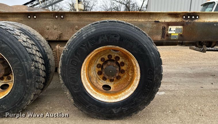 image for item EM3773 1995 Mack RD690S truck cab and chassis