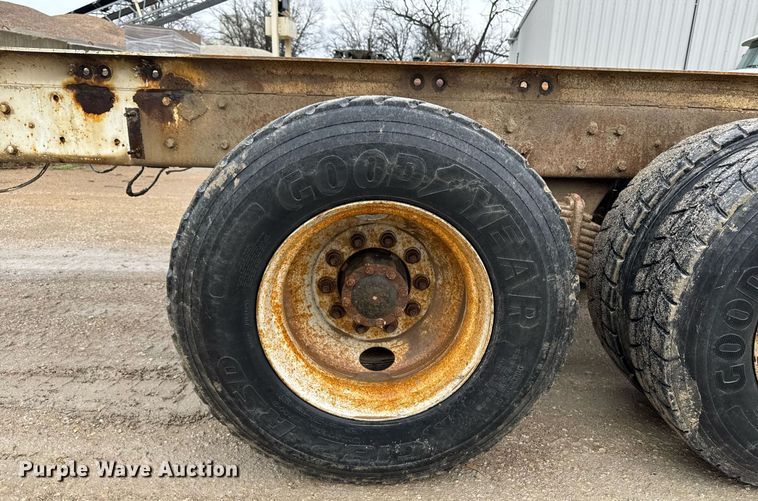 image for item EM3773 1995 Mack RD690S truck cab and chassis