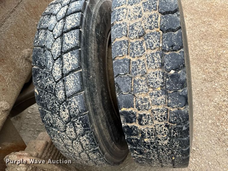 image for item EM3773 1995 Mack RD690S truck cab and chassis