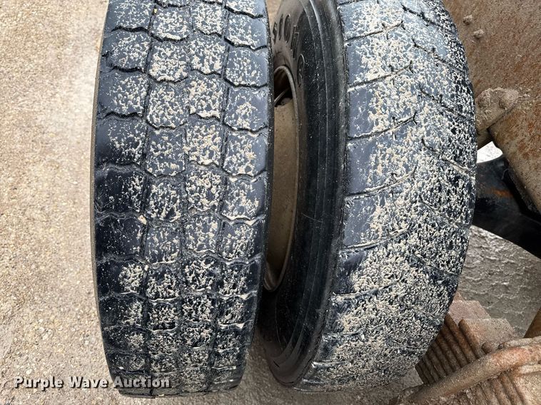 image for item EM3773 1995 Mack RD690S truck cab and chassis