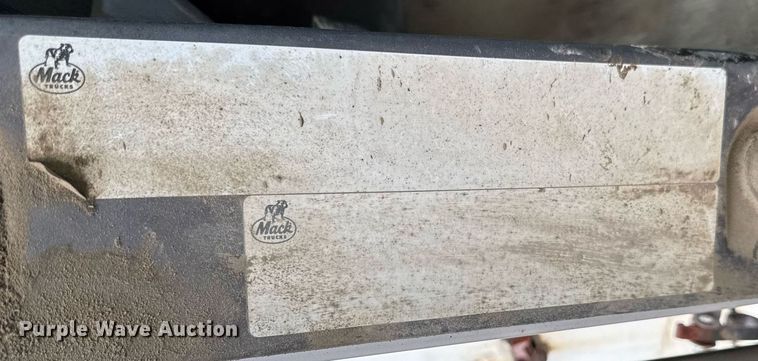 image for item EM3773 1995 Mack RD690S truck cab and chassis