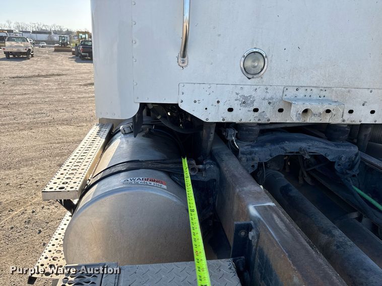 image for item EM3791 2005 Freightliner CST120 truck cab and chassis