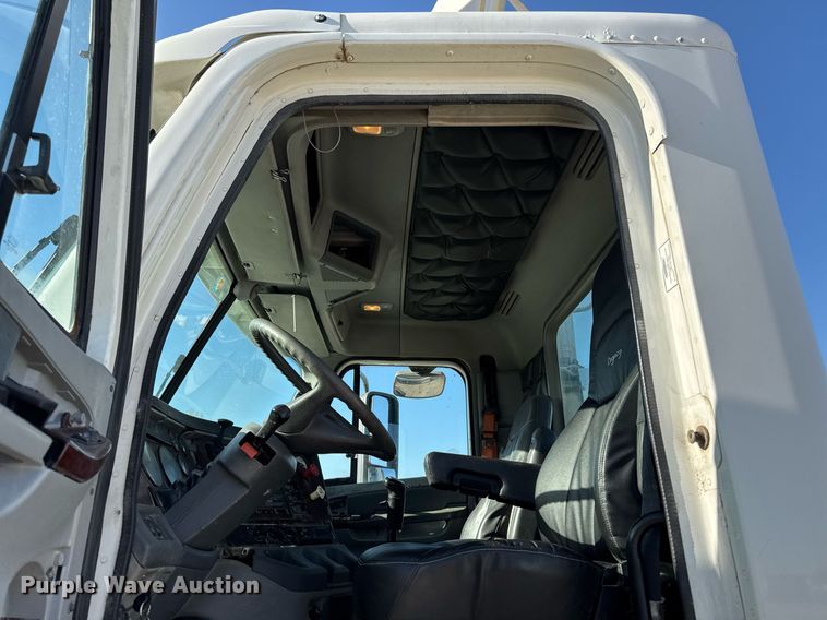 image for item EM3791 2005 Freightliner CST120 truck cab and chassis