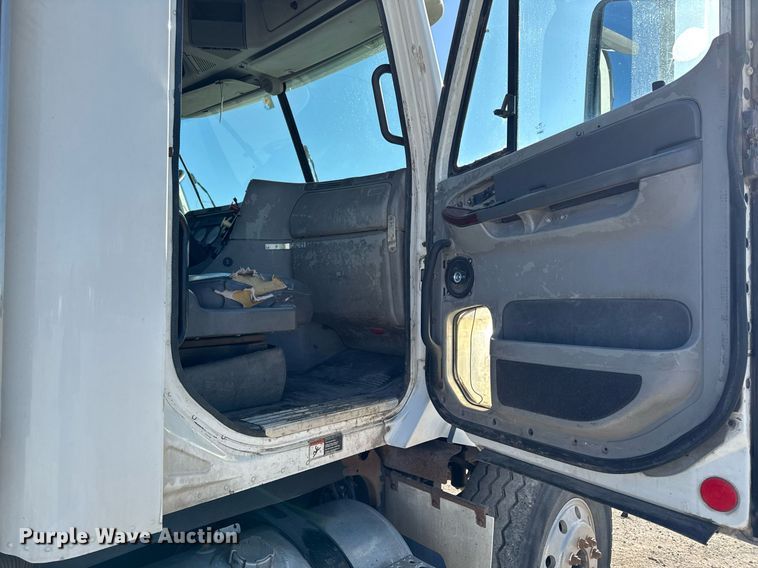 image for item EM3791 2005 Freightliner CST120 truck cab and chassis