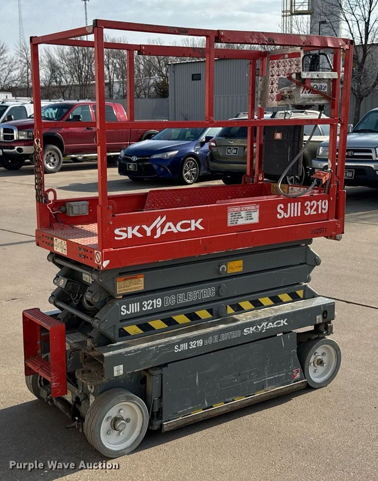 image for item EM3800 2006 Skyjack SJIII 3219 scissor lift
