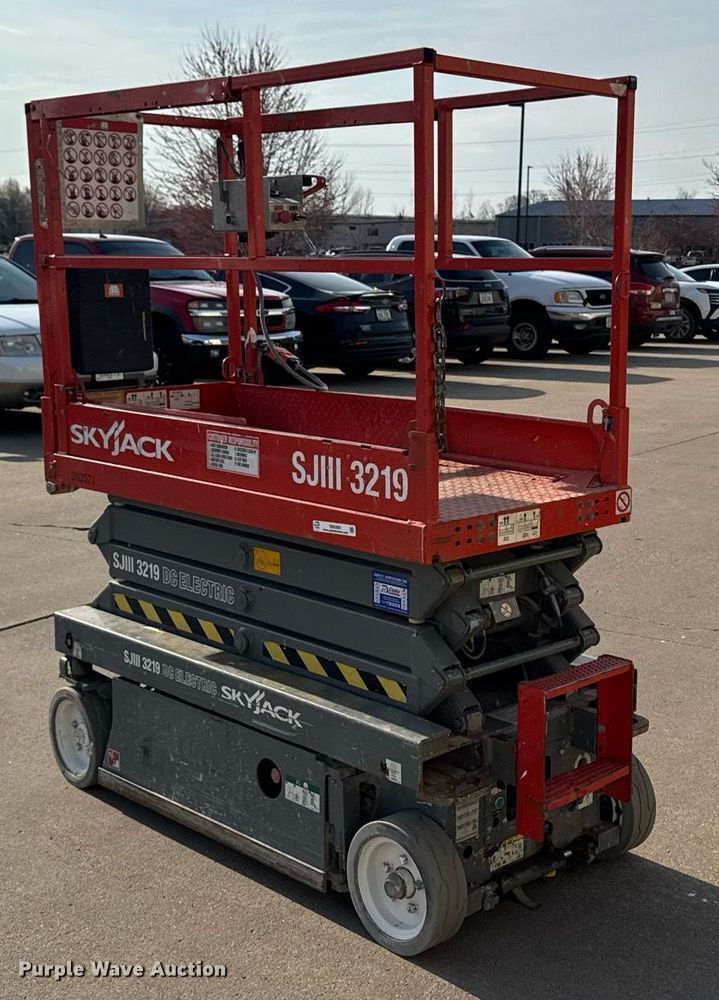 image for item EM3800 2006 Skyjack SJIII 3219 scissor lift