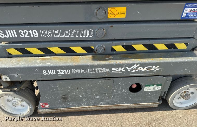 image for item EM3800 2006 Skyjack SJIII 3219 scissor lift