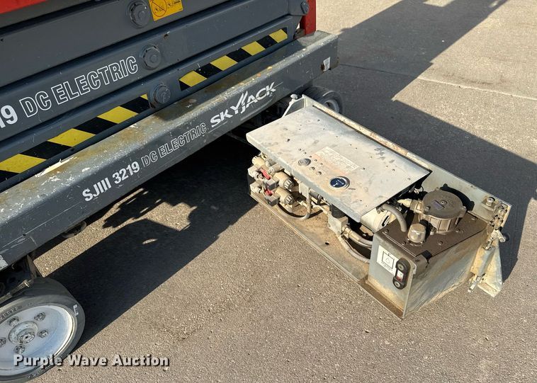 image for item EM3800 2006 Skyjack SJIII 3219 scissor lift