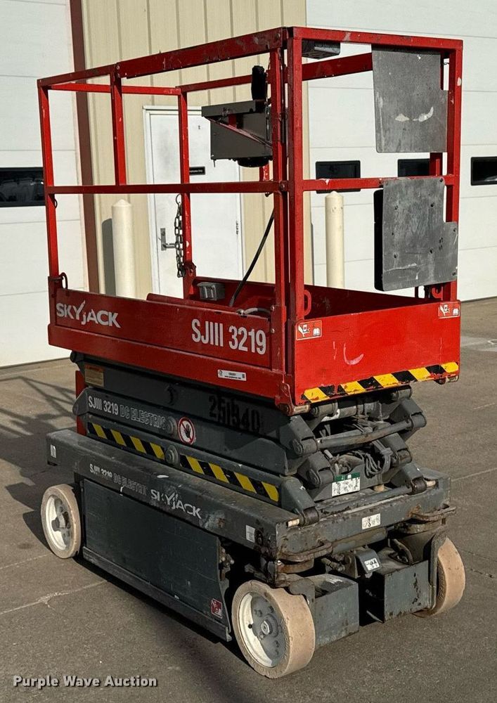 image for item EM3801 2005 Skyjack SJIII 3219 scissor lift