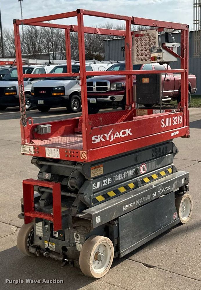 image for item EM3801 2005 Skyjack SJIII 3219 scissor lift