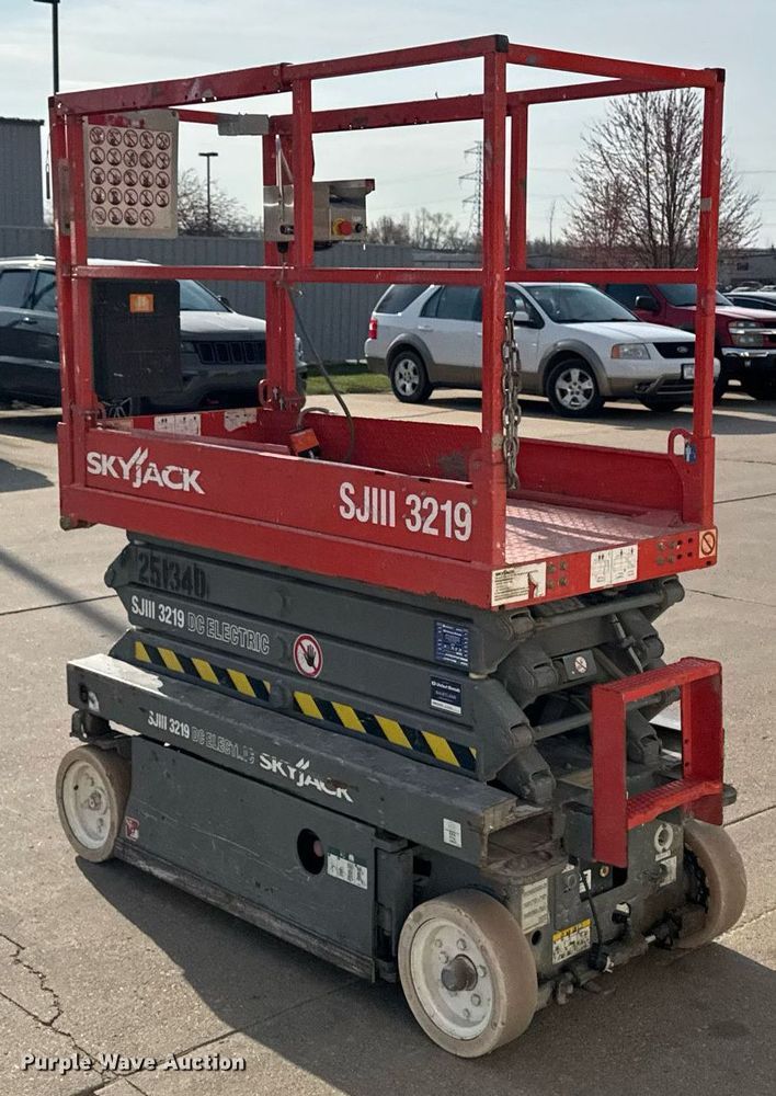 image for item EM3801 2005 Skyjack SJIII 3219 scissor lift