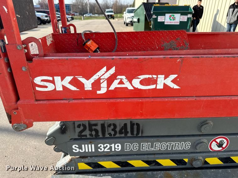 image for item EM3801 2005 Skyjack SJIII 3219 scissor lift