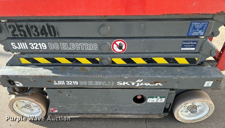 image for item EM3801 2005 Skyjack SJIII 3219 scissor lift