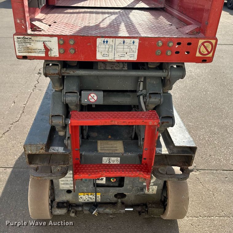 image for item EM3801 2005 Skyjack SJIII 3219 scissor lift