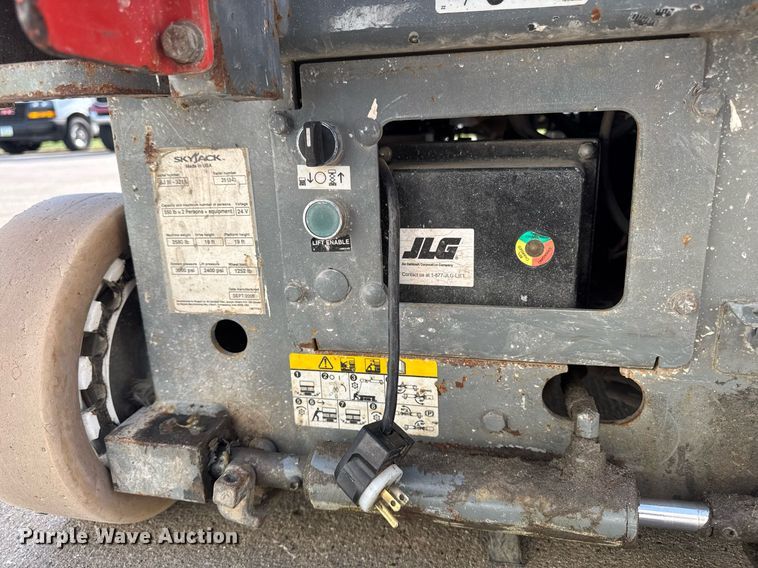 image for item EM3801 2005 Skyjack SJIII 3219 scissor lift