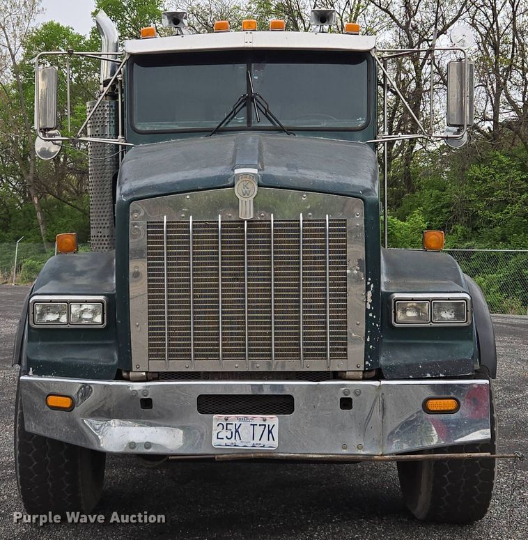 image for item EM7082 1996 Kenworth T800B truck cab and chassis