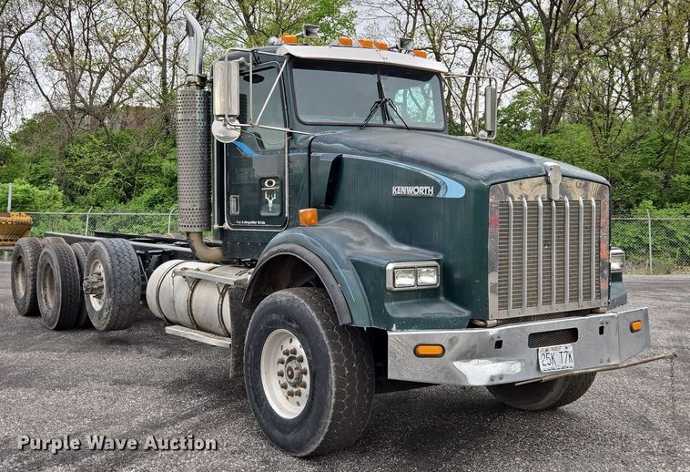 image for item EM7082 1996 Kenworth T800B truck cab and chassis