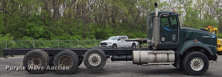 image for item EM7082 1996 Kenworth T800B truck cab and chassis