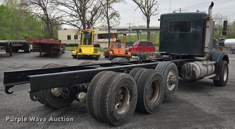 image for item EM7082 1996 Kenworth T800B truck cab and chassis