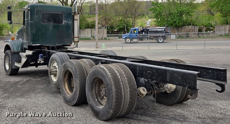 image for item EM7082 1996 Kenworth T800B truck cab and chassis