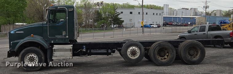 image for item EM7082 1996 Kenworth T800B truck cab and chassis