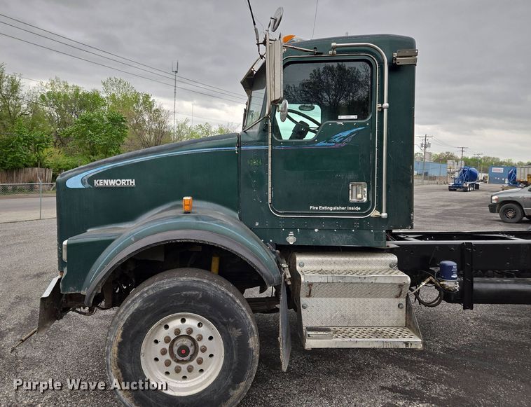 image for item EM7082 1996 Kenworth T800B truck cab and chassis