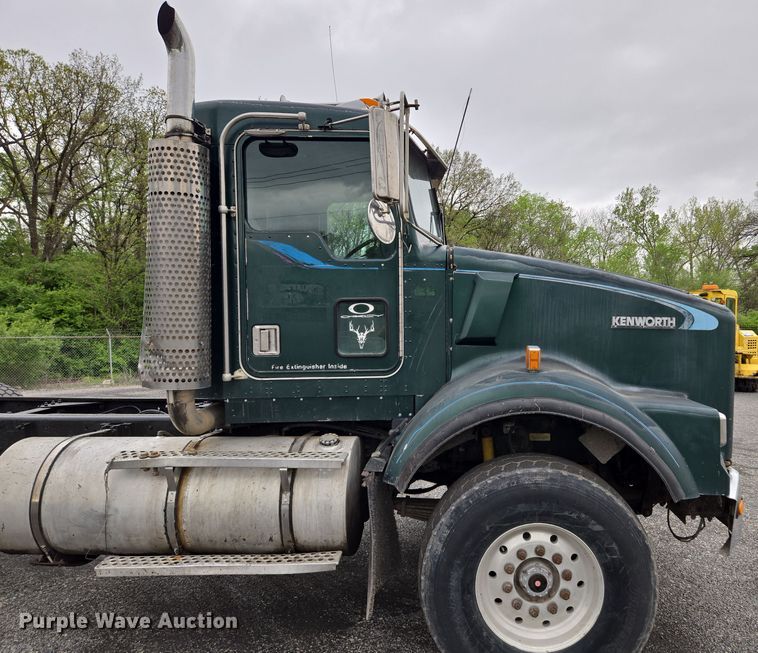 image for item EM7082 1996 Kenworth T800B truck cab and chassis