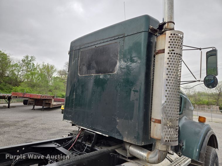 image for item EM7082 1996 Kenworth T800B truck cab and chassis