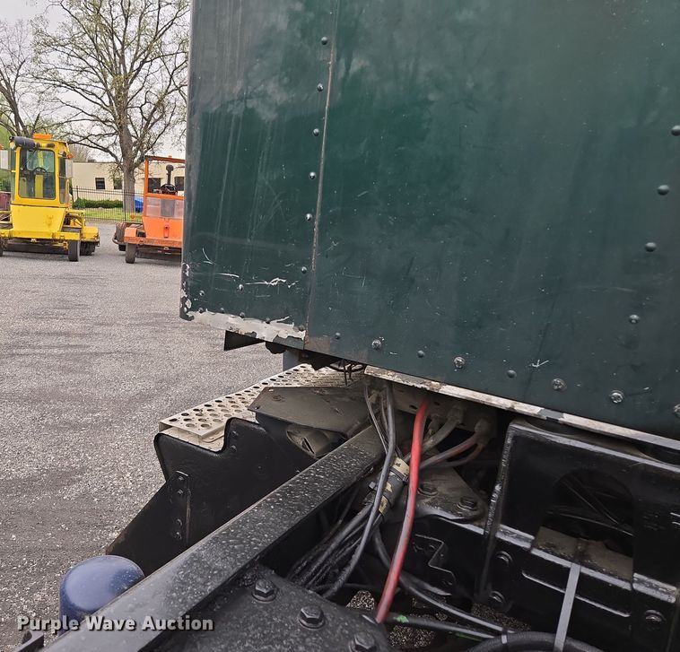 image for item EM7082 1996 Kenworth T800B truck cab and chassis