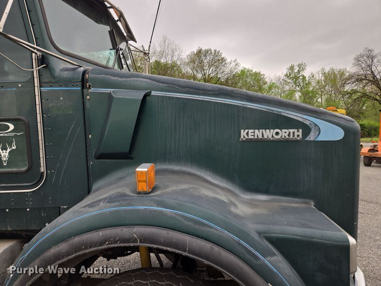 image for item EM7082 1996 Kenworth T800B truck cab and chassis