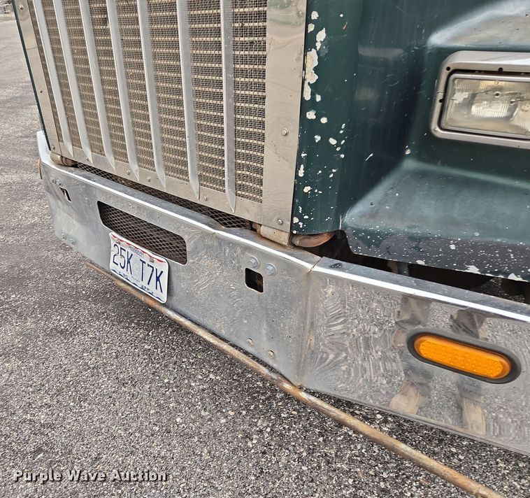 image for item EM7082 1996 Kenworth T800B truck cab and chassis