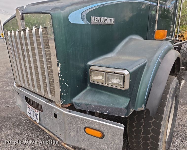 image for item EM7082 1996 Kenworth T800B truck cab and chassis