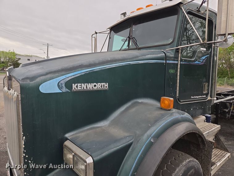 image for item EM7082 1996 Kenworth T800B truck cab and chassis